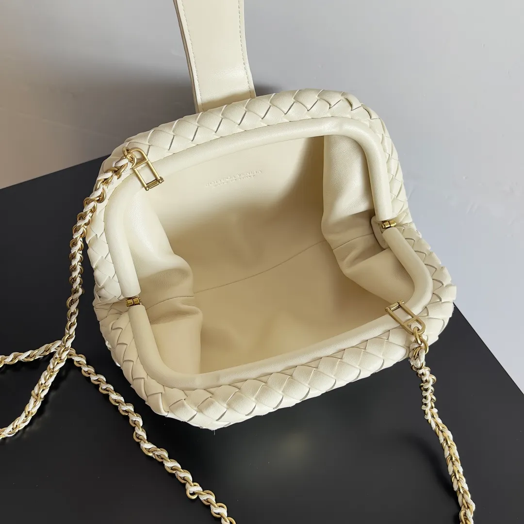 Batch 1880 BOTTEGA VENETA LAUREN 1980 small clutch bag is new! The small size that many people squat on is finally here. The self-adjustable zipper is a highlight of this bag. After being removed, it can be used as a handbag for important occasions. One bag unlocks two carrying methods at the same time. It is practical and has a unique sense of structure and beautiful lines. It is more elegant than a small cloud. It is a tribute to the classics and the pursuit of modernity. Style number: 804038 Size: 27*15*8cm